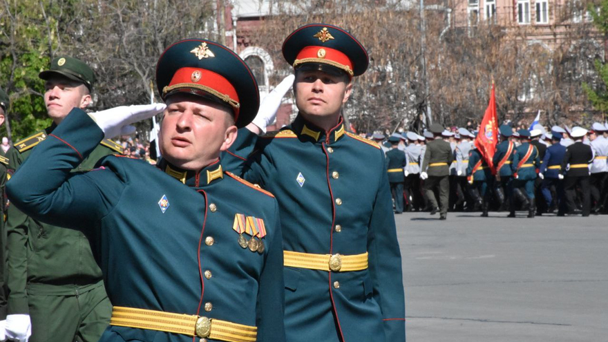 В Саратове состоялся Парад Победы (фоторепортаж)