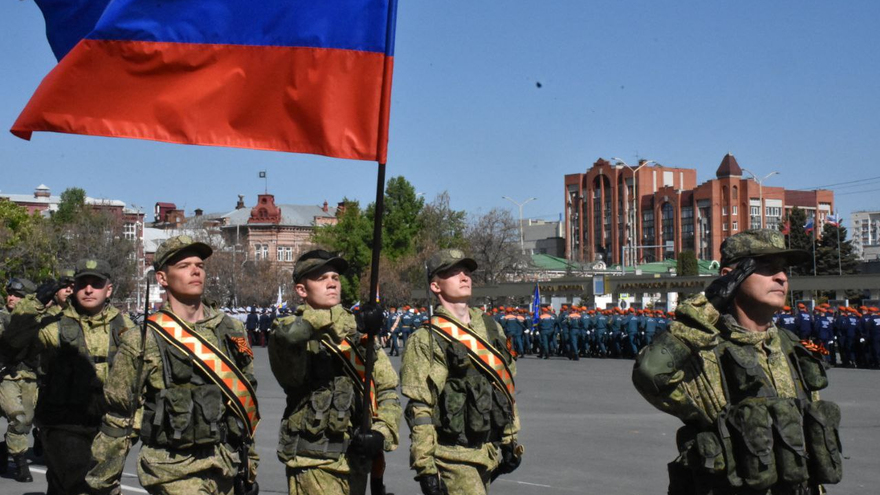 В Саратове состоялся Парад Победы (фоторепортаж)