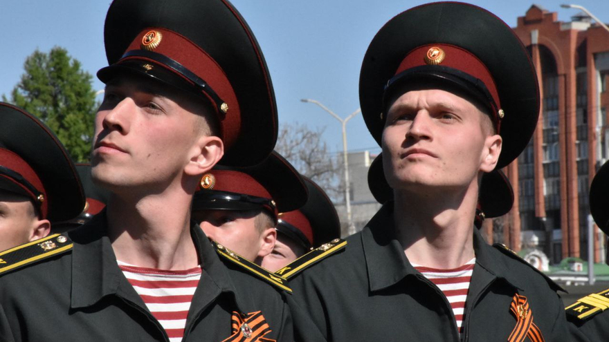 В Саратове состоялся Парад Победы (фоторепортаж)