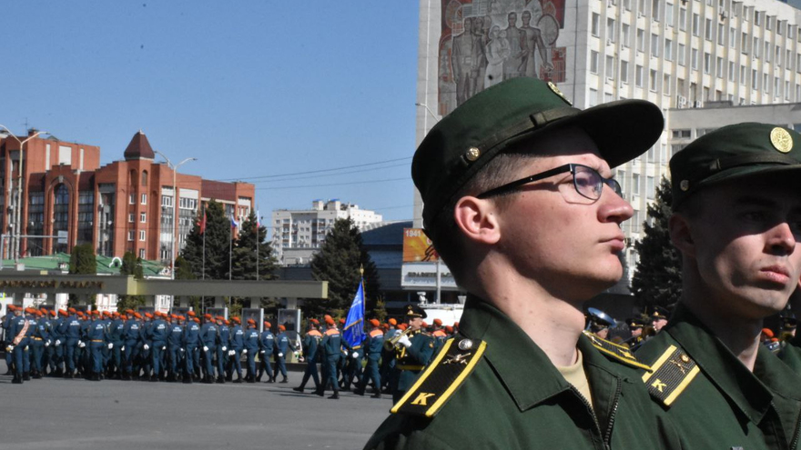 В Саратове состоялся Парад Победы (фоторепортаж)