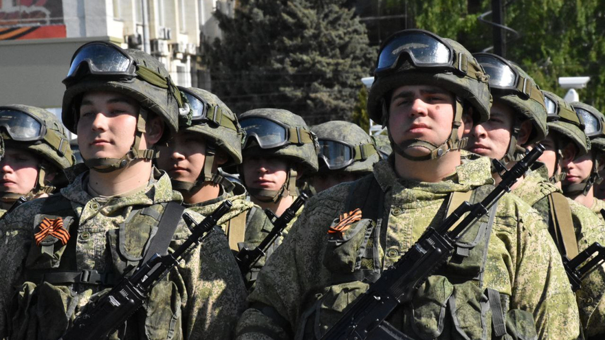 В Саратове состоялся Парад Победы (фоторепортаж)