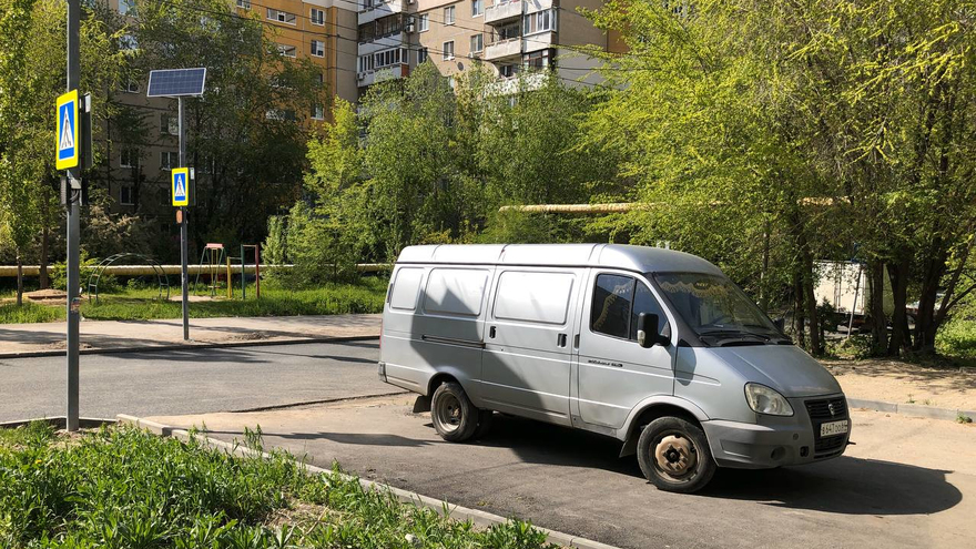 Автохам с улицы Уфимцева превратил тротуар в персональную парковку
