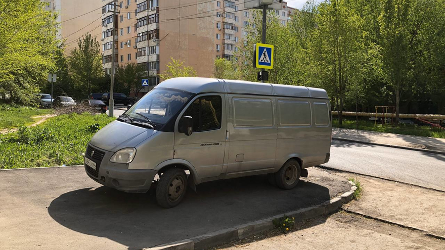 Автохам с улицы Уфимцева превратил тротуар в персональную парковку