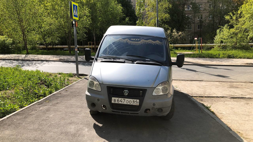 Автохам с улицы Уфимцева превратил тротуар в персональную парковку