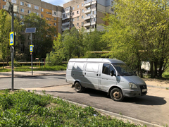 Автохам с улицы Уфимцева превратил тротуар в персональную парковку