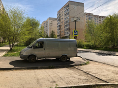 Автохам с улицы Уфимцева превратил тротуар в персональную парковку