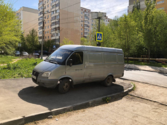 Автохам с улицы Уфимцева превратил тротуар в персональную парковку