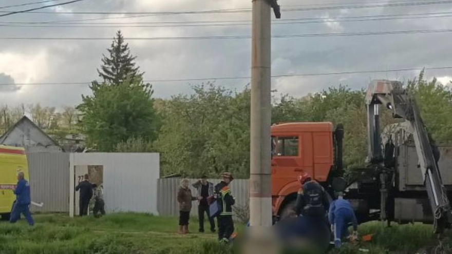 В Саратове двух рабочих убило током