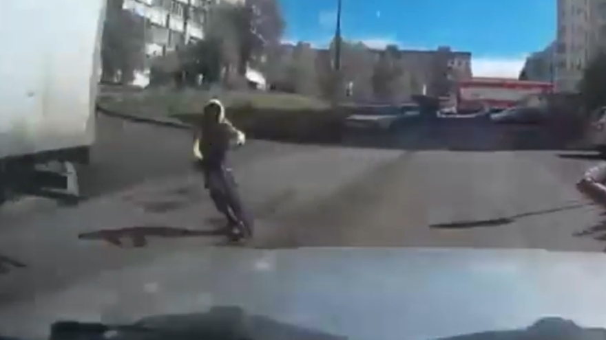 Водитель снял на видео, как едва не сбил ребенка