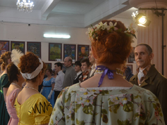 На саратовском балу две дамы исполнили испанский менуэт