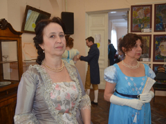 На саратовском балу две дамы исполнили испанский менуэт