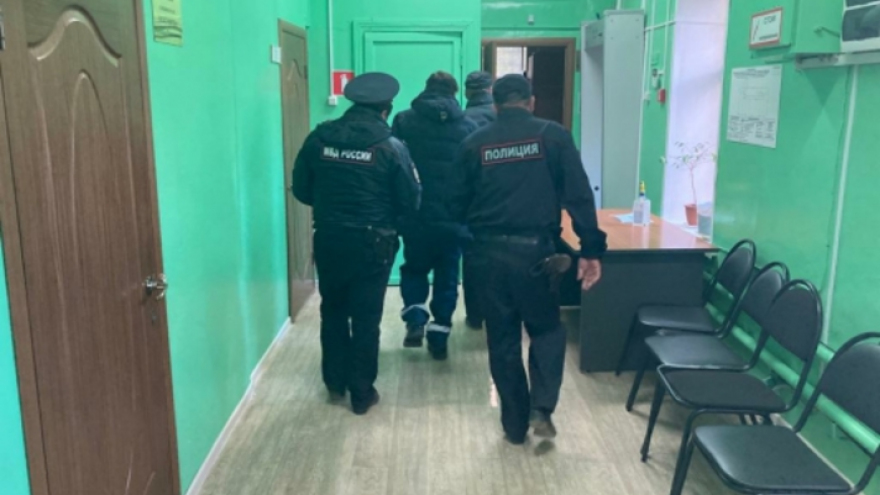После убийства жены мужчина разгуливал с ножом по улице: ему мерещились пауки