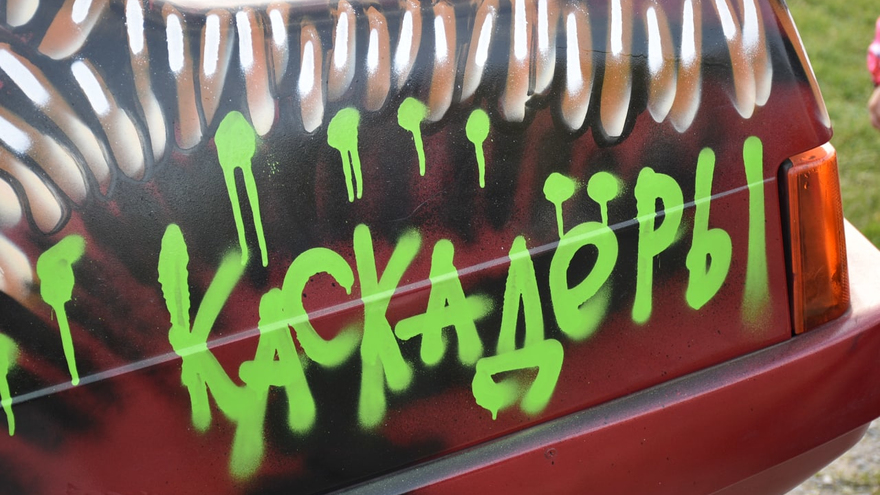 В Энгельсе монстр-трак раздавил легковушку