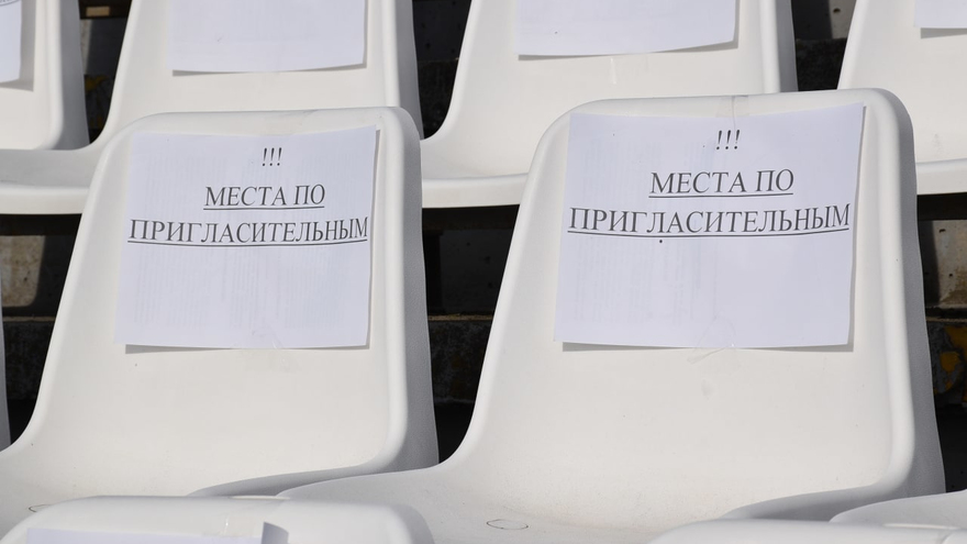В Энгельсе монстр-трак раздавил легковушку