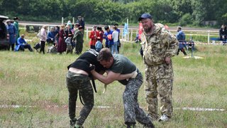 На саратовском ипподроме казаки метали ножи и собирали автомат