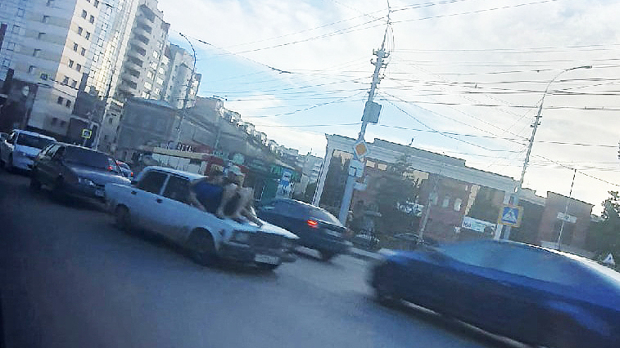 Мужчины катались на капоте семерки по центру Саратова: водителя наказали