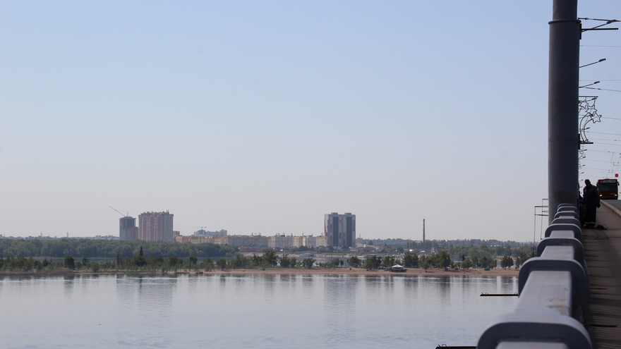 Саратовцы открыли купальный сезон на Городских песках и нелегальном пляже под мостом