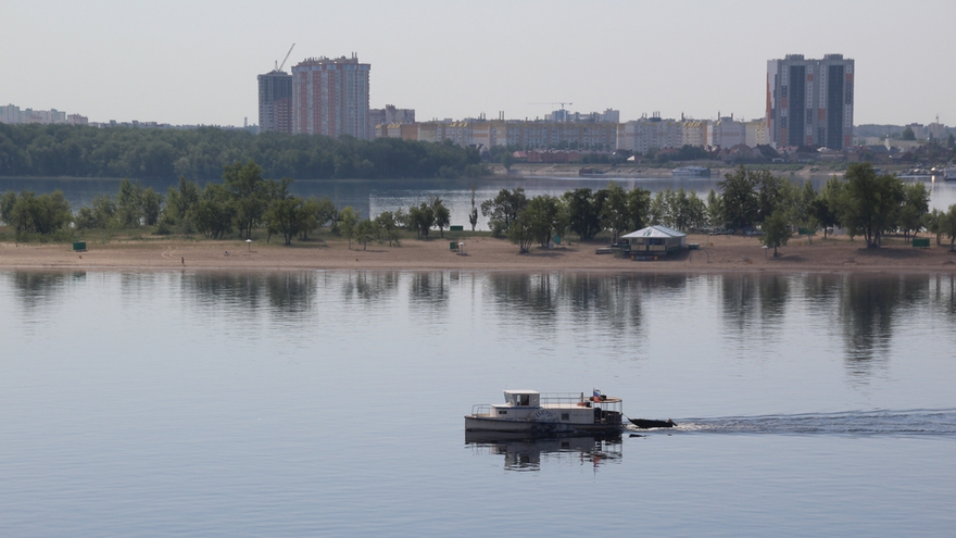 Саратовцы открыли купальный сезон на Городских песках и нелегальном пляже под мостом
