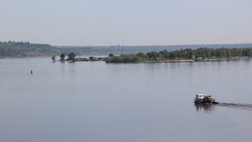 Саратовцы открыли купальный сезон на Городских песках и нелегальном пляже под мостом