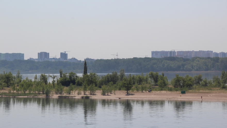 Саратовцы открыли купальный сезон на Городских песках и нелегальном пляже под мостом