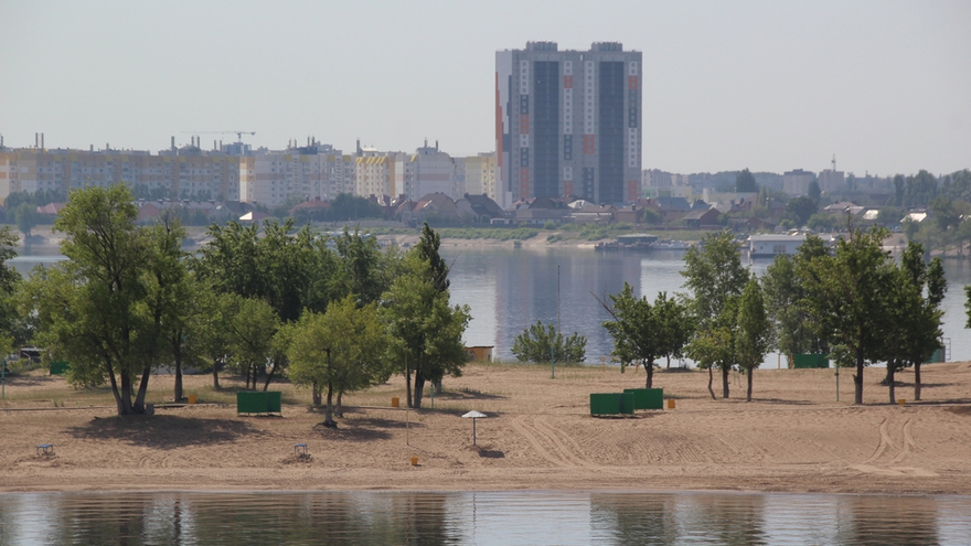 Саратовцы открыли купальный сезон на Городских песках и нелегальном пляже под мостом