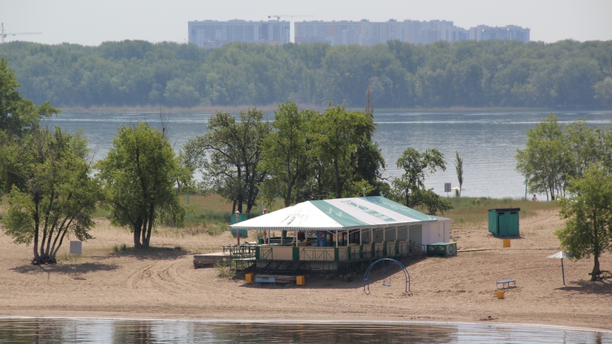 Саратовцы открыли купальный сезон на Городских песках и нелегальном пляже под мостом