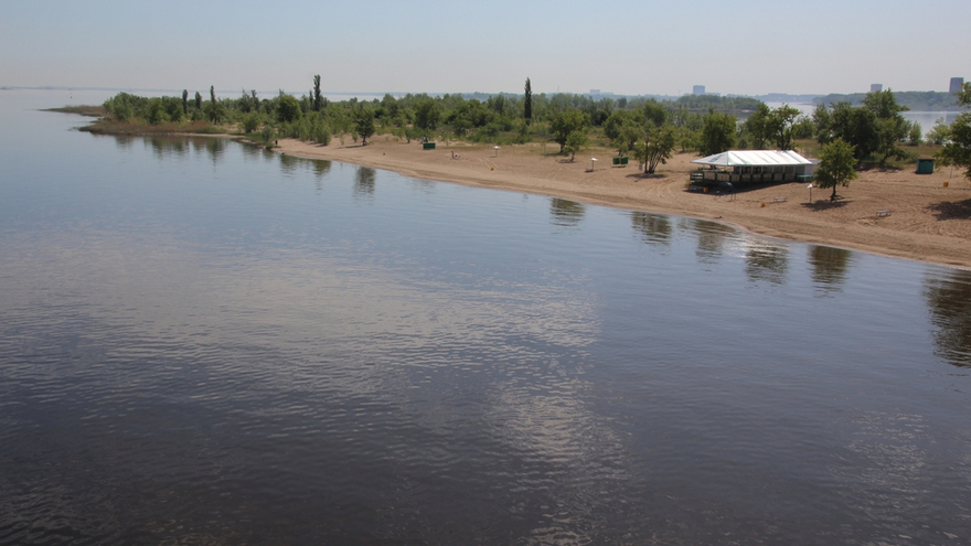 Саратовцы открыли купальный сезон на Городских песках и нелегальном пляже под мостом