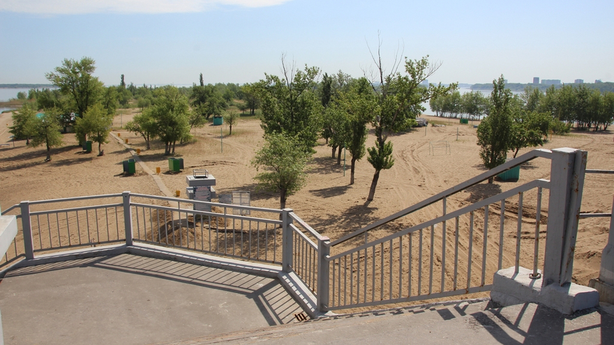 Саратовцы открыли купальный сезон на Городских песках и нелегальном пляже под мостом