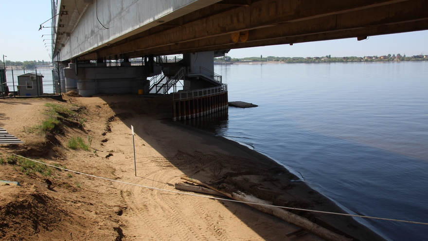 Саратовцы открыли купальный сезон на Городских песках и нелегальном пляже под мостом