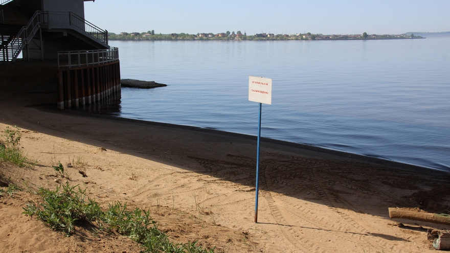Саратовцы открыли купальный сезон на Городских песках и нелегальном пляже под мостом