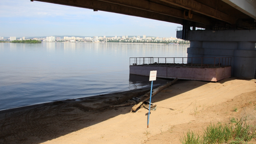 Саратовцы открыли купальный сезон на Городских песках и нелегальном пляже под мостом