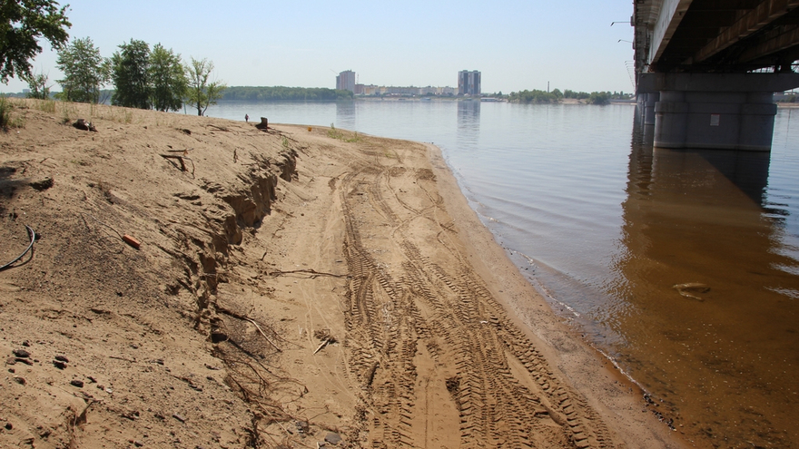 Саратовцы открыли купальный сезон на Городских песках и нелегальном пляже под мостом