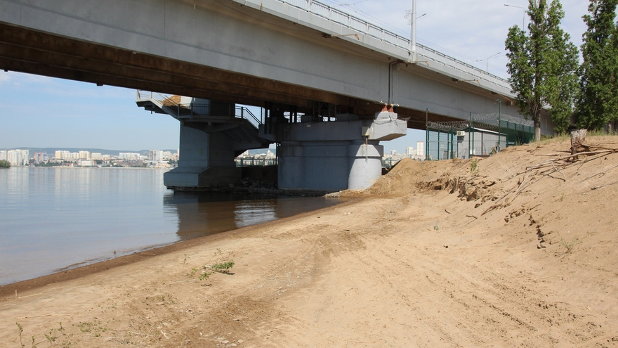 Саратовцы открыли купальный сезон на Городских песках и нелегальном пляже под мостом