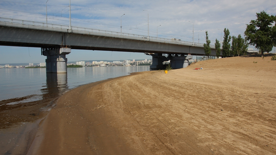 Саратовцы открыли купальный сезон на Городских песках и нелегальном пляже под мостом