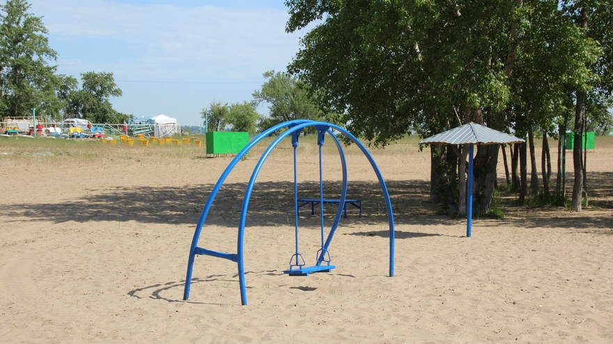 Саратовцы открыли купальный сезон на Городских песках и нелегальном пляже под мостом