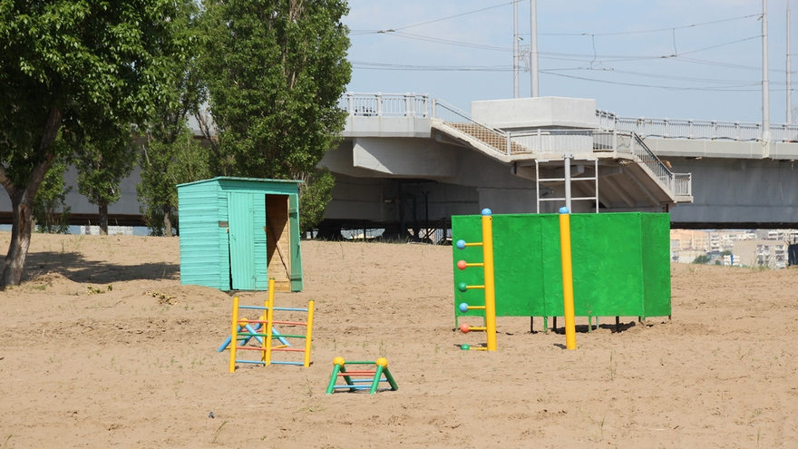 Саратовцы открыли купальный сезон на Городских песках и нелегальном пляже под мостом