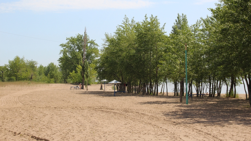 Саратовцы открыли купальный сезон на Городских песках и нелегальном пляже под мостом