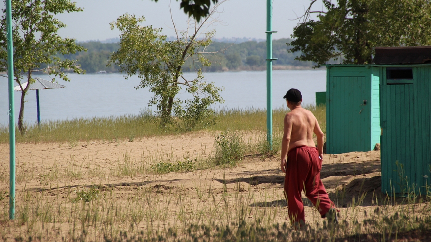 Саратовцы открыли купальный сезон на Городских песках и нелегальном пляже под мостом