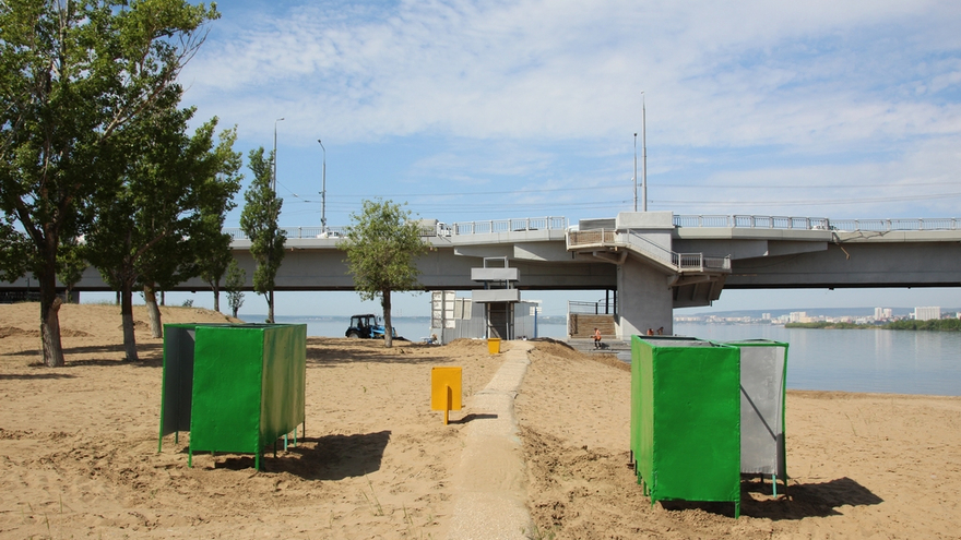 Саратовцы открыли купальный сезон на Городских песках и нелегальном пляже под мостом