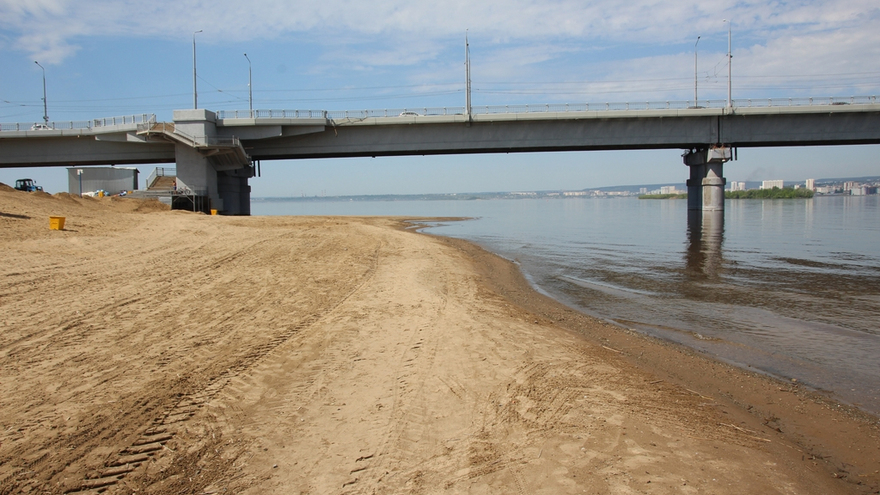 Саратовцы открыли купальный сезон на Городских песках и нелегальном пляже под мостом