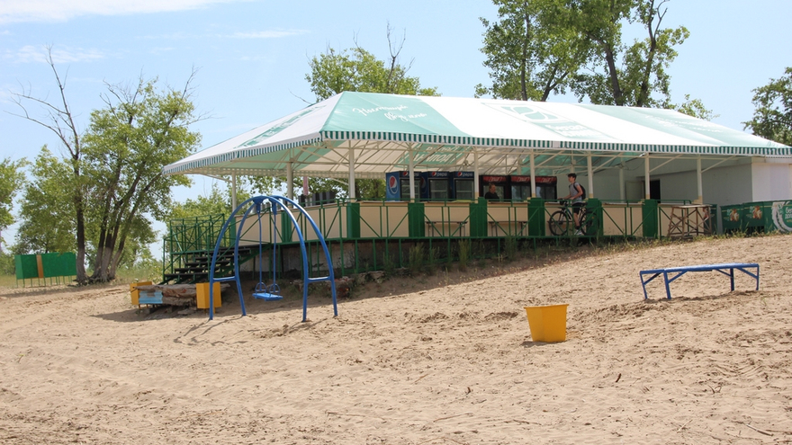 Саратовцы открыли купальный сезон на Городских песках и нелегальном пляже под мостом