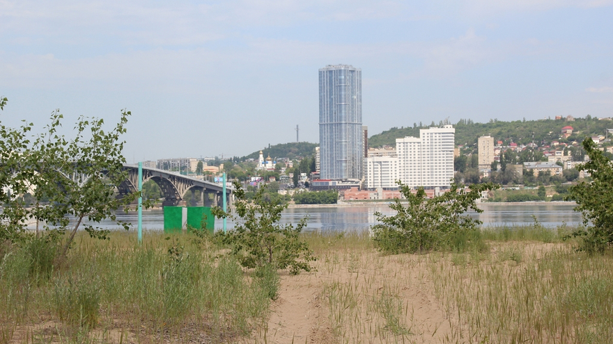 Саратовцы открыли купальный сезон на Городских песках и нелегальном пляже под мостом