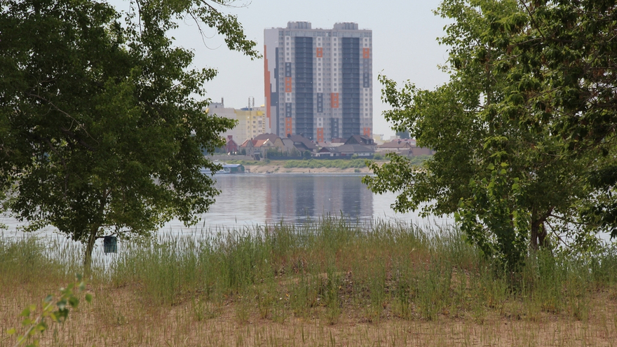 Саратовцы открыли купальный сезон на Городских песках и нелегальном пляже под мостом
