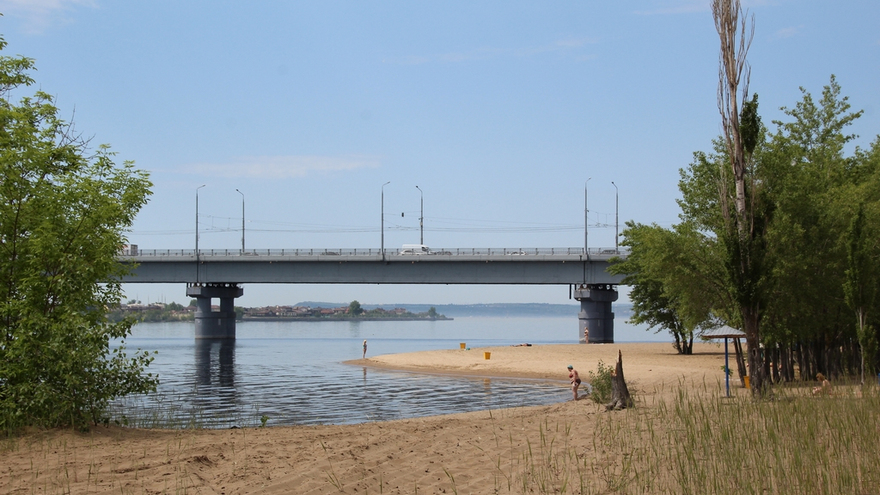 Саратовцы открыли купальный сезон на Городских песках и нелегальном пляже под мостом