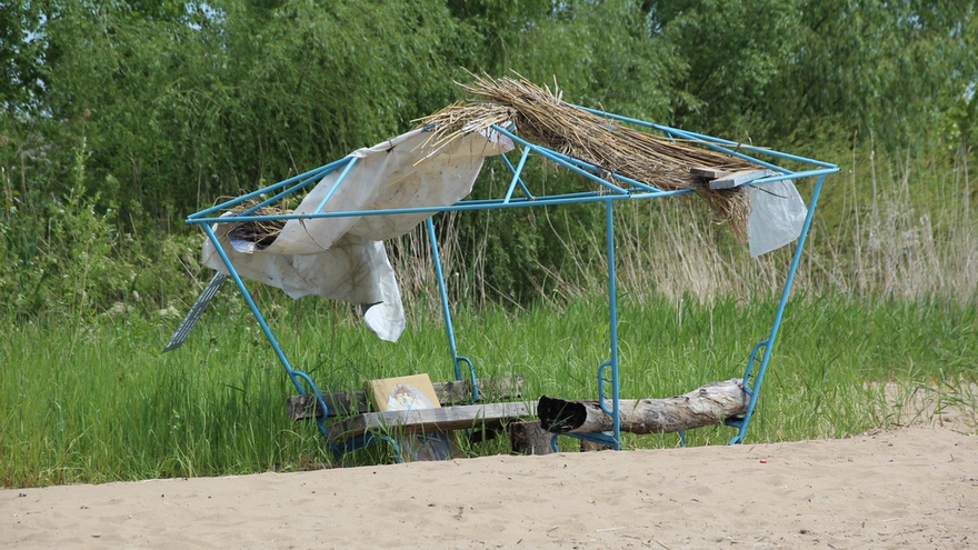 Саратовцы открыли купальный сезон на Городских песках и нелегальном пляже под мостом