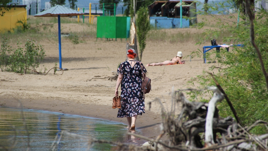 Саратовцы открыли купальный сезон на Городских песках и нелегальном пляже под мостом