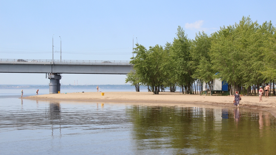 Саратовцы открыли купальный сезон на Городских песках и нелегальном пляже под мостом