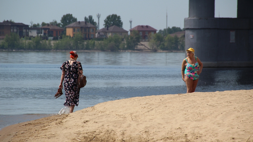 Саратовцы открыли купальный сезон на Городских песках и нелегальном пляже под мостом
