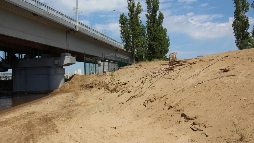 Саратовцы открыли купальный сезон на Городских песках и нелегальном пляже под мостом