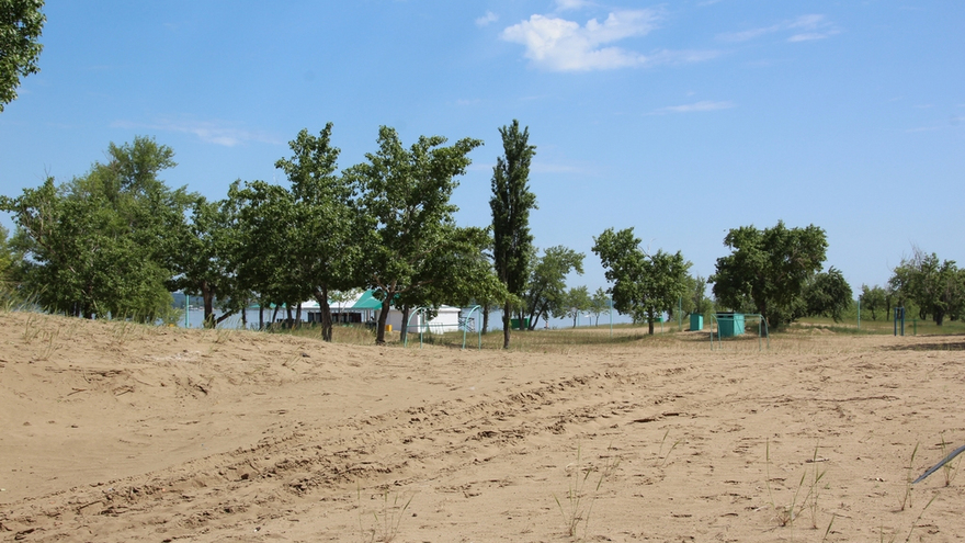 Саратовцы открыли купальный сезон на Городских песках и нелегальном пляже под мостом